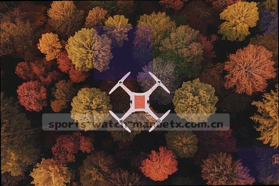 青少年训练场远景剪影，草皮与跑道在暮色中延伸